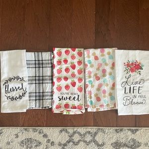 Seasonal decorative hand towels